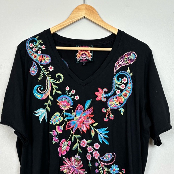 Johnny Was Top XL Black Raw Hem V-Neck Tee Embroidered Floral 100% Cotton - Picture 3 of 11